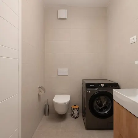 Luxury Mona With Garden & Jacuzzi In Zadar, Borik Apartman *