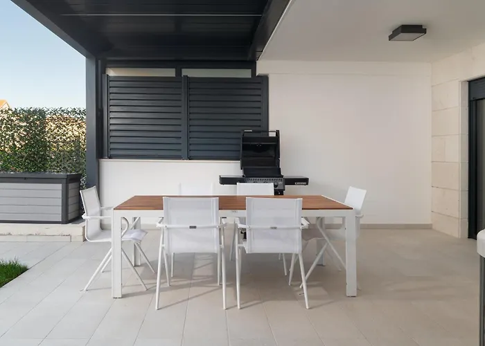 Luxury Mona With Garden & Jacuzzi In Zadar, Borik Apartment *