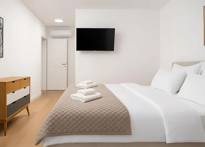 Luxury Mona With Garden & Jacuzzi In Zadar, Borik Apartment